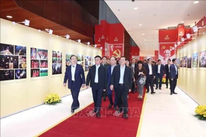 Thường trực Ban Bí thư Trần Cẩm Tú kiểm tra Khu trưng bày các ấn phẩm xuất bản tại Đại hội.