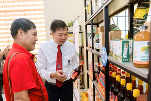 Sản phẩm mang thương hiệu địa phương được trưng bày. Ảnh: NTTU. 