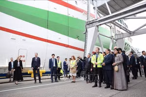 Lãnh đạo cảng Tallinna Sadam giới thiệu với Thủ tướng Phạm Minh Chính về công nghệ dừng tàu. Ảnh: Dương Giang/TTXVN