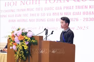 Trưởng bản Mùa A Thi (bản Háng Pu Xi, xã Xa Dung, tỉnh Điện Biên), người đã cứu 90 người dân trong Bản khỏi thảm họa lũ quét, sạt lở đất lúc rạng sáng 1/8, phát biểu tại Hội nghị.