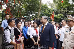 Tổng Bí thư, Chủ tịch nước Tô Lâm gặp gỡ nói chuyện với bà con tại Đền Hùng, sáng 26/4. Ảnh: TTXVN