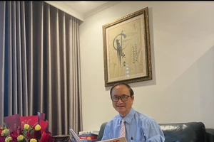 Tác giả Đặng Tự Ân với Báo Giáo dục và Thời đại. Ảnh: NVCC.