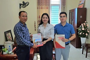 Phóng viên Báo GD&TĐ làm việc với ngành Giáo dục địa phương về công tác phát hành.