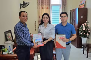 Phóng viên Báo GD&TĐ làm việc với ngành Giáo dục địa phương về công tác phát hành.