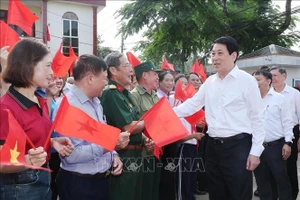 Chủ tịch nước Lương Cường với Nhân dân thôn Quảng Chính 6, xã Quảng Hà, tỉnh Quảng Ninh. (Ảnh: Lâm Khánh/TTXVN)