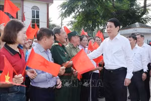 Chủ tịch nước Lương Cường với Nhân dân thôn Quảng Chính 6, xã Quảng Hà, tỉnh Quảng Ninh. (Ảnh: Lâm Khánh/TTXVN)