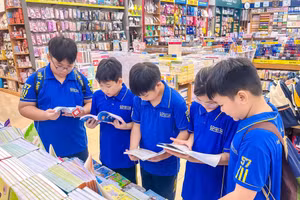 Học sinh Trường Tiểu học Việt Anh tìm hiểu các bộ sách. Ảnh: N.T. 