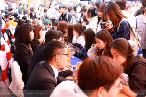 Thí sinh và phụ huynh tìm hiểu về 42 ngành/chương trình đào tạo và các chính sách học bổng cho tân sinh viên của Trường Đại học Đại Nam.