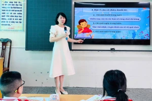 Cô giáo Đỗ Thị Hương luôn là chỗ dựa tin cậy cho các đồng nghiệp trẻ.