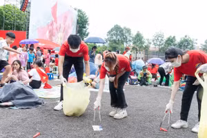 Hành động đẹp của các tình nguyện viên trong màu áo đỏ của Ovaltine cùng nhau dọn dẹp vệ sinh sau buổi lễ.