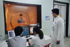  Sinh viên thực tập sử dụng công nghệ siêu âm tổng quát.