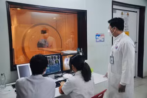  Sinh viên thực tập sử dụng công nghệ siêu âm tổng quát.