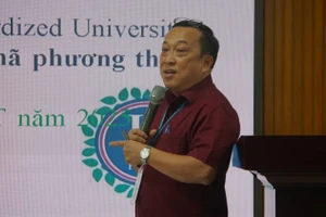 ThS Lê Văn Hiển - Phó Trưởng phòng phụ trách Phòng Đào tạo, Trường Đại học Luật TPHCM trình bày phương án tuyển sinh năm 2026, chiều 16/1. Ảnh: Lê Nam. 