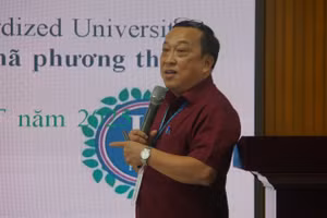 ThS Lê Văn Hiển - Phó Trưởng phòng phụ trách Phòng Đào tạo, Trường Đại học Luật TPHCM trình bày phương án tuyển sinh năm 2026, chiều 16/1. Ảnh: Lê Nam. 