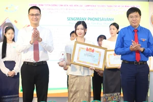 Khen thưởng "Sinh viên, học viên Lào - Campuchia tiêu biểu TPHCM" năm 2025. Ảnh: N.T. 