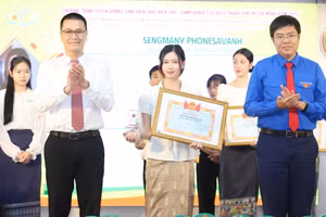 Khen thưởng "Sinh viên, học viên Lào - Campuchia tiêu biểu TPHCM" năm 2025. Ảnh: N.T. 