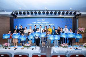 12 gương mặt xuất sắc nhất được xướng tên tại Vòng Chung kết Cuộc thi IOE Speak Out 2026.