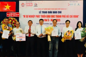 Nhóm tác giả Báo Giáo dục và Thời đại nhận giải Nhất, Giải Báo chí “Vì sự nghiệp phát triển giáo dục TPHCM” lần thứ 3 năm 2025. Ảnh: BTC.