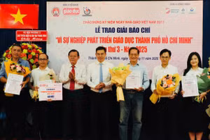 Nhóm tác giả Báo Giáo dục và Thời đại nhận giải Nhất, Giải Báo chí “Vì sự nghiệp phát triển giáo dục TPHCM” lần thứ 3 năm 2025. Ảnh: BTC.