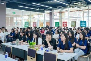 Sinh viên Trường Đại học Quốc tế Miền Đông (EIU) tại chương trình “Góc khuất ngành nhân sự - Các tình huống thực tế tại ECCO”. Ảnh: EIU.