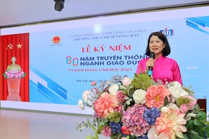 Cô giáo Nguyễn Thị Loan – Bí thư Đảng ủy, Hiệu trưởng trường THCS Dịch Vọng Hậu – phát biểu tại lễ khai giảng.
