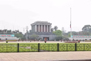 Treo cờ rủ tại Quảng trường Ba Đình. Ảnh: Minh Đức/TTXVN