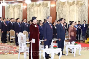 Tổng Bí thư Tô Lâm và Phu nhân, Tổng Bí thư, Chủ tịch nước Lào Thongloun Sisoulith và Phu nhân cùng đại biểu hai nước tham dự buổi lễ. Ảnh: Thống Nhất/TTXVN