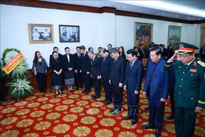 Thủ tướng Lê Minh Hưng viếng Chủ tịch Quốc hội Lào Xaysomphone Phomvihane. Ảnh: Dương Giang/TTXVN