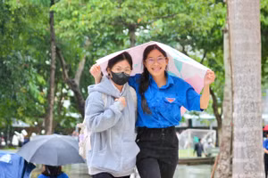 Cơn mưa lớn trong buổi làm thủ tục dự thi của thí sinh. 