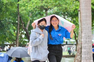Cơn mưa lớn trong buổi làm thủ tục dự thi của thí sinh.