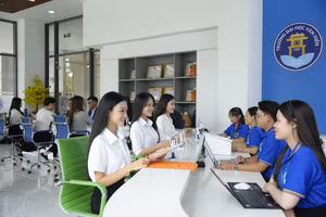 Phụ huynh và thí sinh đến các cơ sở của Trường Đại học Văn Hiến để được tư vấn hỗ trợ. Ảnh: VHU. 