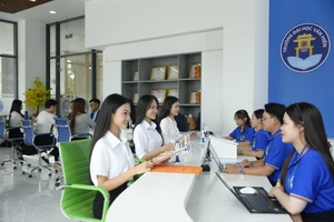 Phụ huynh và thí sinh đến các cơ sở của Trường Đại học Văn Hiến để được tư vấn hỗ trợ. Ảnh: VHU.