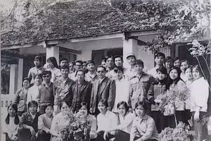 Thầy Nguyễn Ngọc Quang (Hiệu trưởng nhà trường) và thầy Đinh Trọng Lạc (Chủ nhiệm khoa) cùng SV khóa 1.