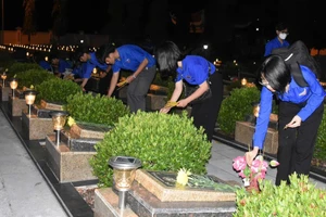 Đoàn viên thanh niên thắp hương tưởng niệm các anh hùng liệt sĩ.