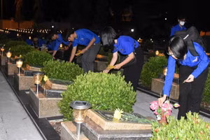Đoàn viên thanh niên thắp hương tưởng niệm các anh hùng liệt sĩ.