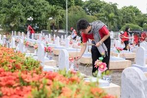 Sinh viên dâng hương tri ân tại địa bàn tỉnh Quảng Trị. Ảnh: CLB Ngọn lửa tuổi 20. 
