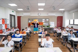 Thí sinh hào hứng chụp ảnh trước giờ bước vào cuộc thi mùa giải 2024 - 2025.