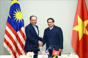 Thủ tướng Phạm Minh Chính và Thủ tướng Malaysia Anwar Ibrahim. (Ảnh: Dương Giang/TTXVN)