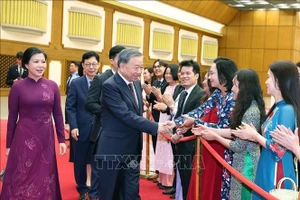 Tổng Bí thư Tô Lâm và Phu nhân rời thủ đô Seoul đi thăm thành phố Busan. (Ảnh: Thống Nhất/TTXVN)