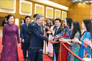 Tổng Bí thư Tô Lâm và Phu nhân rời thủ đô Seoul đi thăm thành phố Busan. (Ảnh: Thống Nhất/TTXVN)