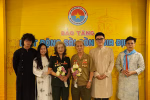 Nhóm sinh viên thực hiện dự án "Sao Đầu Mũ" cùng các cựu chiến binh. Ảnh: NVCC.