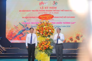Lãnh đạo UBND TPHCM tặng hoa chúc mừng Sở Văn hóa và Thể thao TPHCM nhân kỷ niệm 80 năm Ngày truyền thống ngành thể dục thể thao Việt Nam và 50 năm ngành thể dục thể thao TPHCM. 