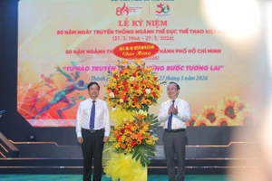 Lãnh đạo UBND TPHCM tặng hoa chúc mừng Sở Văn hóa và Thể thao TPHCM nhân kỷ niệm 80 năm Ngày truyền thống ngành thể dục thể thao Việt Nam và 50 năm ngành thể dục thể thao TPHCM. 