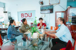 Sinh viên và phụ huynh tại ngày nhập học ở Trường Đại học Bình Dương. Ảnh: BDU.