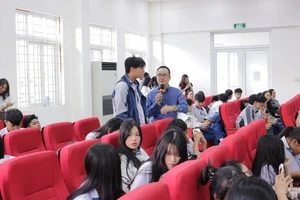 Anh Huỳnh Anh Thuận giao lưu với học sinh tại một buổi hướng nghiệp. Ảnh: NVCC.