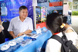 Học sinh được tư vấn tại Trường Đại học Luật TPHCM. Ảnh: ULAW. 