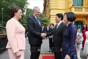 Chủ tịch nước Lương Cường và Phu nhân đón Tổng thống Cộng hoà Litva Gitanas Nauseda và Phu nhân. (Ảnh: Lâm Khánh/TTXVN)