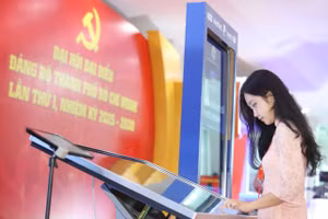 Lê Diễm Quỳnh Như tại triển lãm Đại hội đại biểu Đảng bộ TPHCM lần thứ I, nhiệm kỳ 2025-2030. Ảnh: Ngô Tùng.