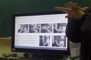 Sinh viên học kỹ thuật rửa tay vô khuẩn theo chuẩn của Bộ Y tế – một thao tác bắt buộc trước khi thực hiện chăm sóc hoặc thủ thuật sản khoa.