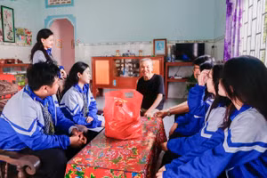 Sinh viên Trường Đại học Luật TPHCM thăm gia đình chính sách. Ảnh: HCMULAW. 